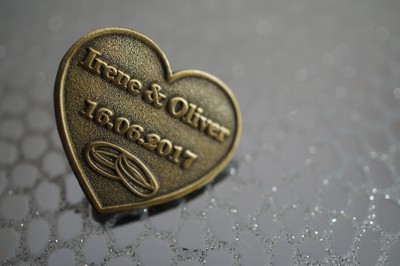 Design pins for a wedding ceremony