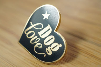 Hart-Emaille-Pin als Goodie Hart-Emaille-Pin als Goodie