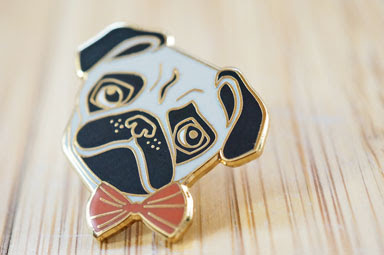 Hart-Emaille-Pin als Goodie Hart-Emaille-Pin als Goodie